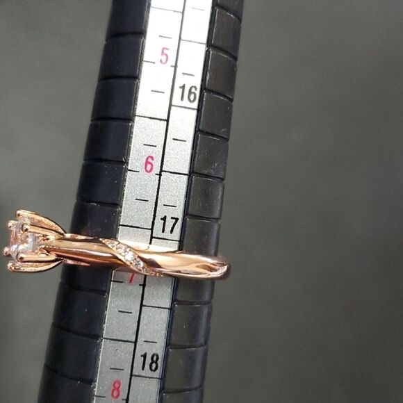 *Sale* Rose gold plated rhinestone ring approx size 7 - Picture 9 of 11